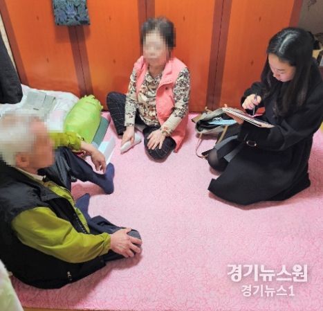 복지대상자와 맞춤형 복지자원 연계 등을 상담하고 있는 모습