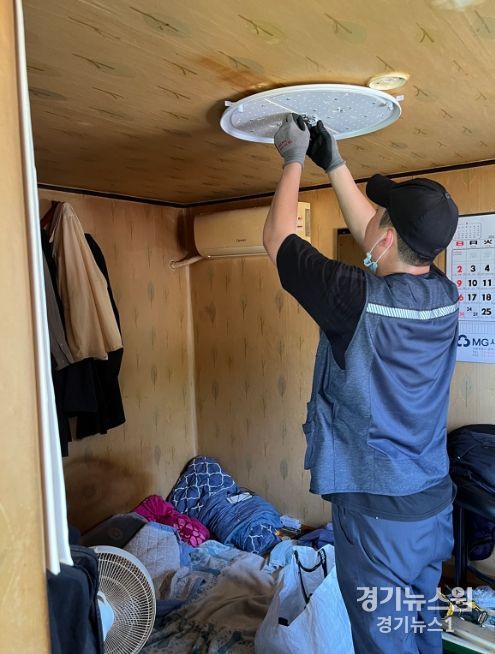 LED 조명 교체 작업 모습