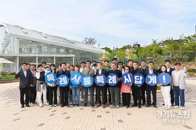 이재준 시장(앞줄 오른쪽 7번재)과 특례시 발전 수원시민 포럼 회원들이 함께하고 있다.