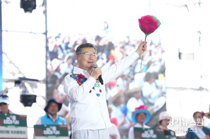 2024 중랑 서울장미축제 첫날인 18일, 축제 현장을 찾은 류경기 구청장이 개최를 축하하고 있다.