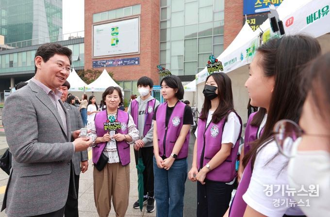 이상일 용인특례시장이 8일 용인포은아트홀 야외광장에서 열린 환경교육박람회에 참가한 흥덕중학교 학생들을 격려하고 있다.