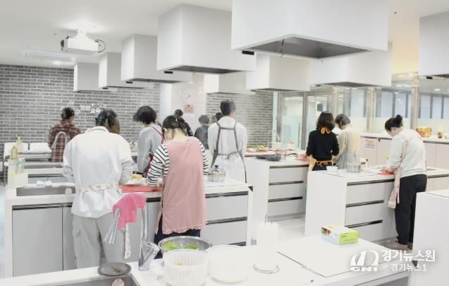 세대별 맞춤 영양교육이 진행 중인 모습