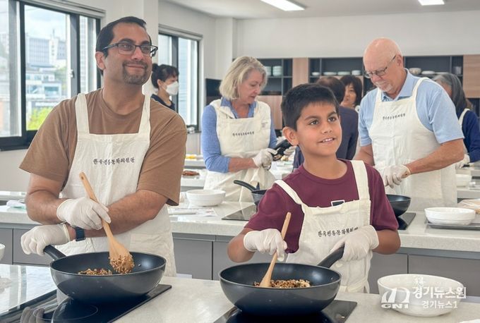 구미주 관광객들이 한국전통문화체험관에서 전통음식 만들기 체험 프로그램에 참여하고 있다.