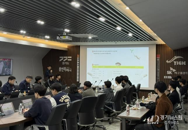 기업체를 탐방한 '용인학 강좌' 수강생들의 모습