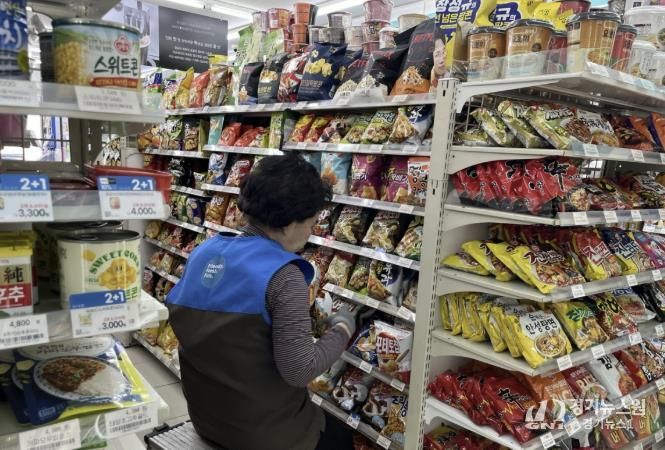 GS25 시니어 동행편의점에서 근무 중인 점원