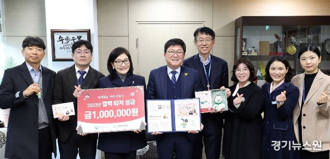 11월 29일에 청사 접견실에서 열린 크리스마스 실 증정식 모습