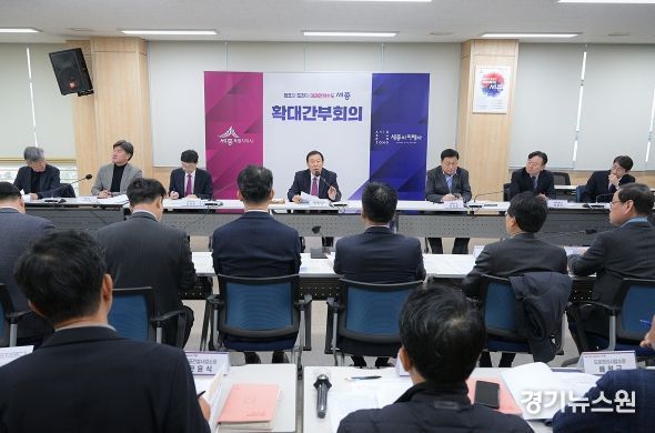 5일 최민호 세종시장이 조치원에서 열린 시정 4기 확대간부회의를 주재하고 있다