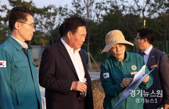 사업장 현장 점검을 하고 있는 김산 군수