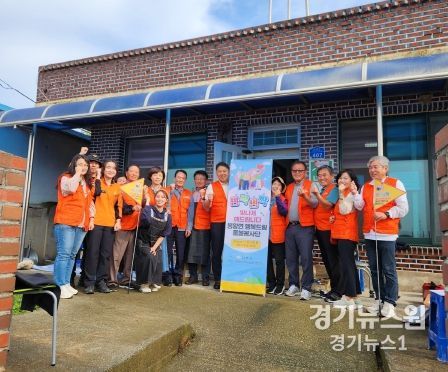 봉황면 행복드림돌봄봉사단 단체사진과 봉사활동 사진