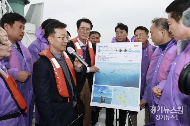 전남 서남권 관계자들이 현장 설명을 듣고 있다.