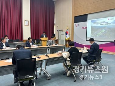 24년 10월 24일 부산시청을 방문, 가덕도신공항 건설에 대한 브리핑을 받는 현장