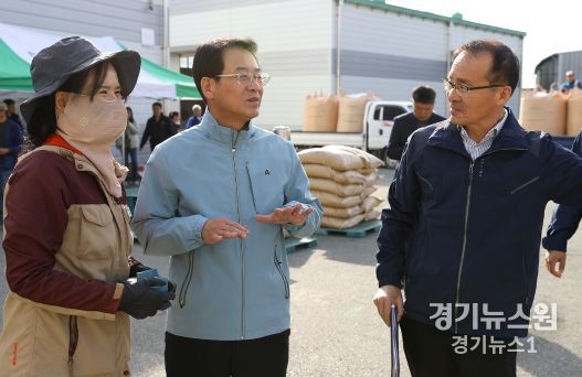 강진원 강진군수가 가루쌀 수매 현장을 찾아 출하농가를 격려하고 있다.