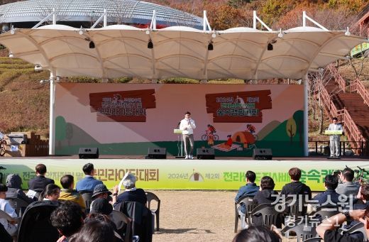 제1회 보성군수배 전국산악자전거 및 국민라이딩 대회 대성황_‘제1회 보성군수배 전국 산악자전거 및 국민라이딩 대회’에서 김철우 군수가 축사를 하고 있다.