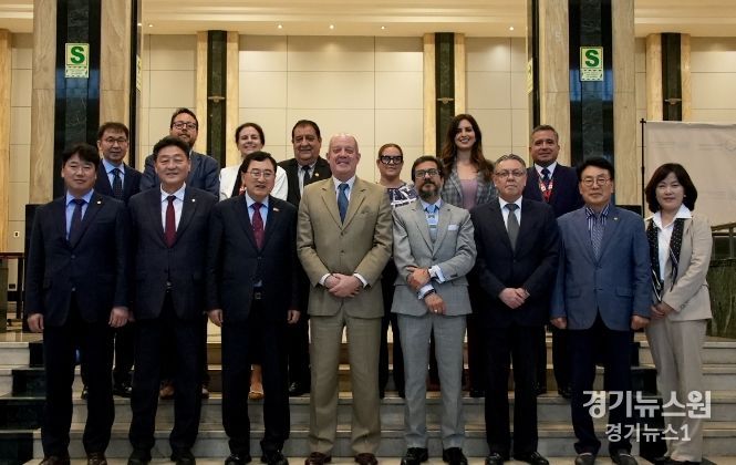 18일(현지 시간) 경주시 대표단이 페루 외무부에서 접견 후 까를로스 차베즈-타푸르 의장 및 2024 APEC 페루 조정관들과 함께 기념촬영을 하고 있다.