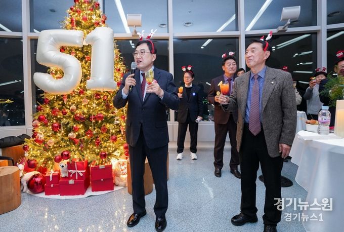 주낙영 시장이 지난 30일 예술의 전당에서 열린 신라문화제 애프터파티에 참석해 건배제의를 하고 있다.