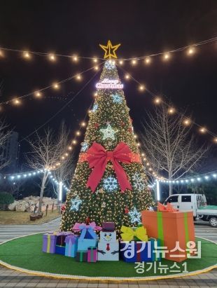 불무공원에 설치된 대형 트리