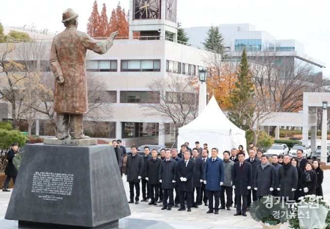 지난 13일 故 청암 박태준 포스코 명예회장 서거 13주기를 맞아 포스텍 노벨동산에서 추모행사를 가졌다.