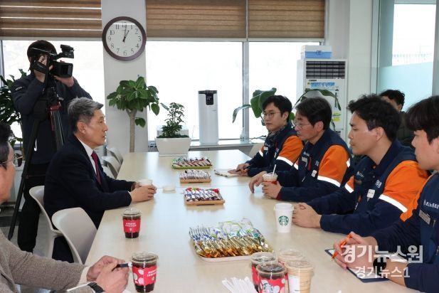 이강덕 포항시장은 포스코노동조합을 방문해 노동조합임원들과 간담회를 가졌다.
