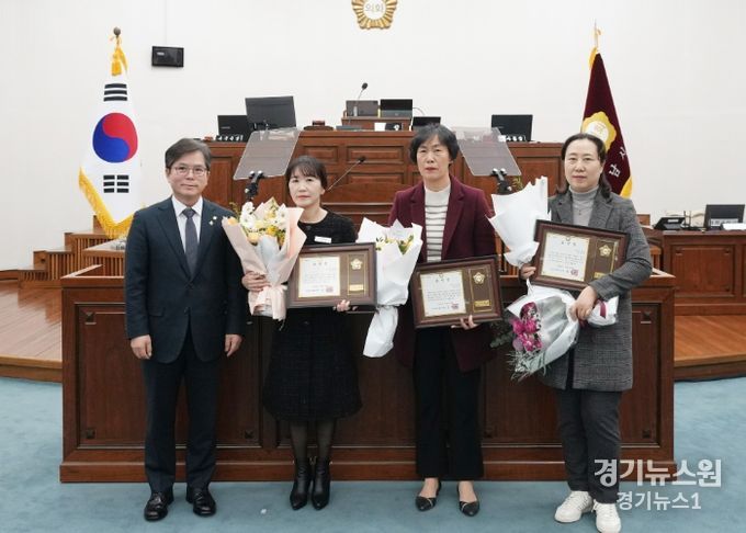 하남시의회 금광연 의장이 12월 19일 제336회 제2차 정례회 제3차 본회의에서 ‘2024년 4분기 우수공무원’ 시상식 후 수상자들과 기념사진을 찍고 있다. (사진_하남시의회 제공)