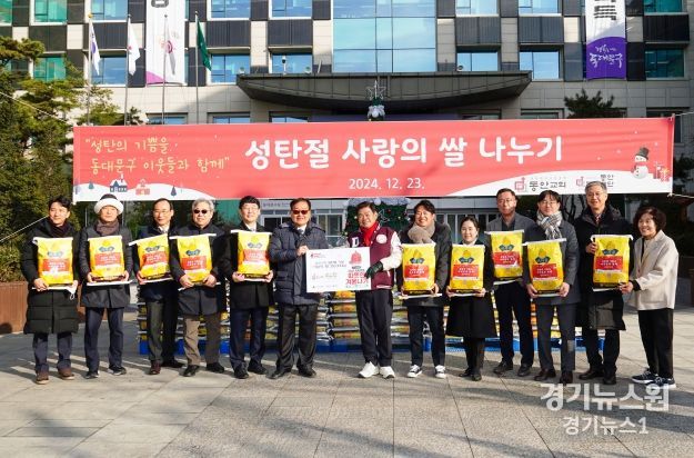 이필형 동대문구청장(사진 왼쪽 일곱 번째)이 김형준 동안교회 담임목사(사진 왼쪽 여섯 번째)를 비롯한 관계자들과 기념 촬영을 하고 있다.