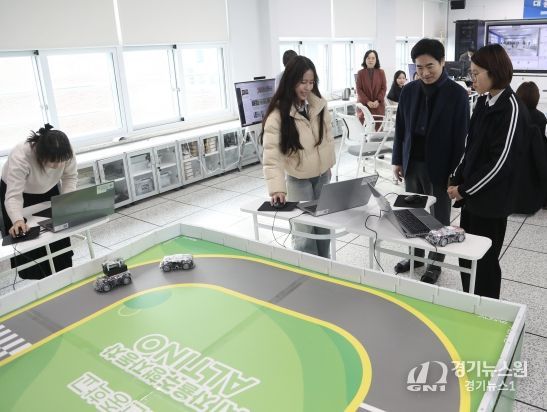 김대중 교육감이 노안중 미래교실에서 학생들의 AI자율주행자동차 시연을 보고 있다.