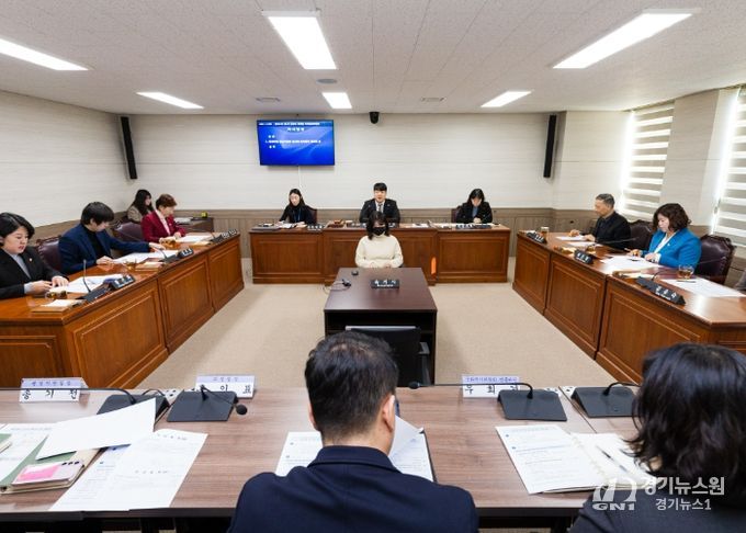 안산시의회가 9일‘제294회 제2차 정례회 폐회 중 의회운영위원회’를 열고 제295회 임시회의 의사일정을 확정했다. 사진은 이날 폐회 중 의회운영위원회의 모습.