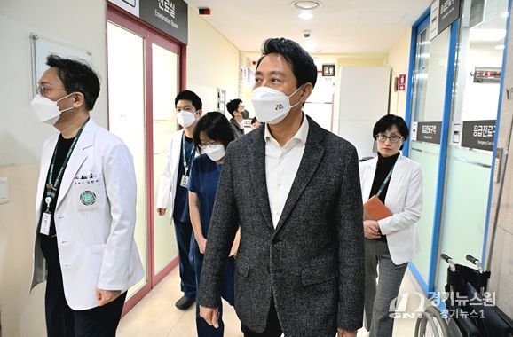 오세훈 서울시장이 26일(일), 이대목동병원 권역응급의료센터를 찾아 의료 현장을 점검하고 있다.