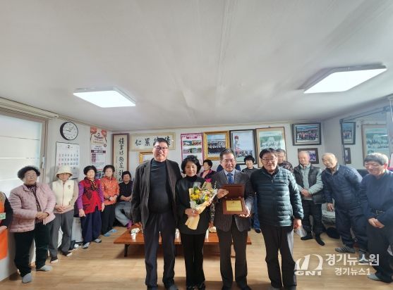 김진열 군위군수, 노행2리 마을에서 감사패 받아