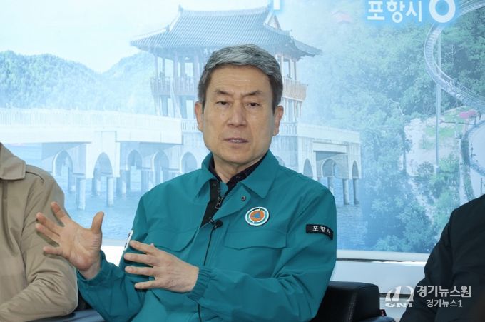 이강덕 포항시장은 경북 북부지역에서 발생한 대규모 산불과 관련해 30일 시청 브리핑룸에서 기자간담회를 열고 피해지역에 대한 포항시 차원의 적극적인 지원 의지를 밝혔다.