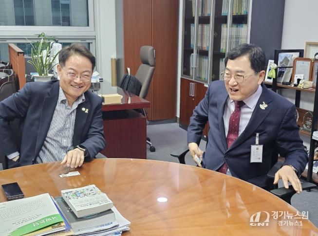 주낙영 경주시장이 지난달 17일 서울 여의도 국회의원회관에서 허영(왼쪽) 국회의원과 만나 2025 APEC 정상회의 준비와 관련한 지역 현안과 국비 지원 방안에 대해 논의하고 있다.