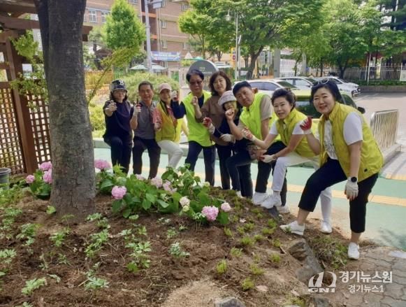 구리시 교문2동주민자치위원회, 주민과 함께하는 마을 화단 조성 추진