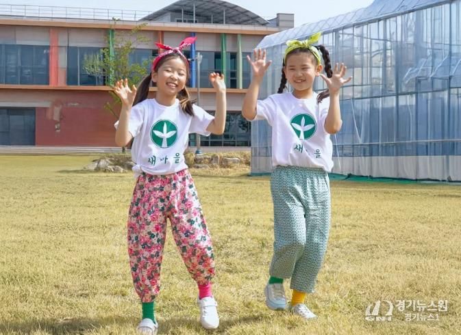 몸빼바지에 새마을 티셔츠를 입고‘건강담은 칠곡할매 챌린지’ 안무를 선보이는 김우리(왼쪽), 김민서(오른쪽) 양. 앙증맞은 표정과 동작이 보는 이들의 미소를 자아냈다.