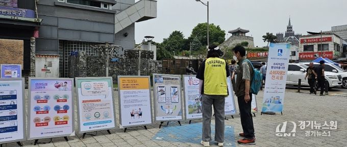 (사)소비자교육중앙회 수원시지회가 팔달문 고객지원센터 앞 광장에서 ‘소비자 정보 전시회’를 열고 있다.
