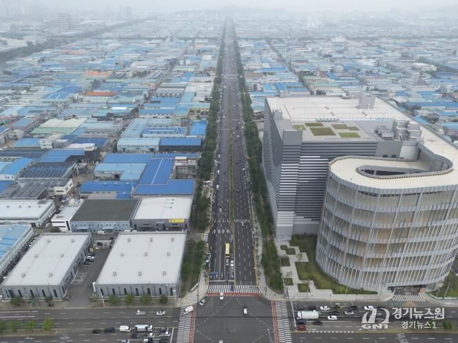 시화국가산업단지 재생사업의 일환으로 추진 중인 공단2대로(정왕동 2120) 기반시설 정비공사가 마무리됐다.