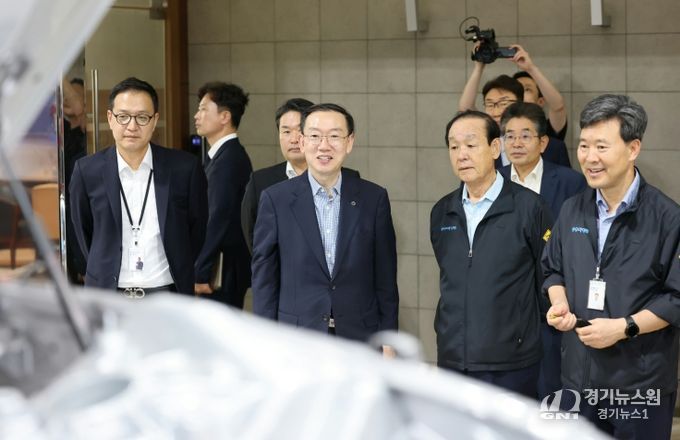 이명구 관세청장(왼쪽 두번째)이 18일(금) 경남 양산시에 소재한 ㈜성우하이텍 서창공장을 방문하여 자동차부품 생산 현장을 살펴보고 있다