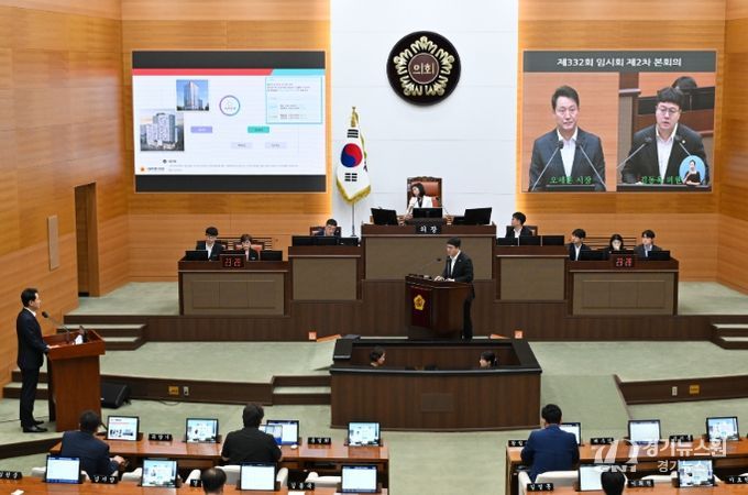 제332회 임시회 시정질문 중인 김동욱 의원(사진 중앙 단상)