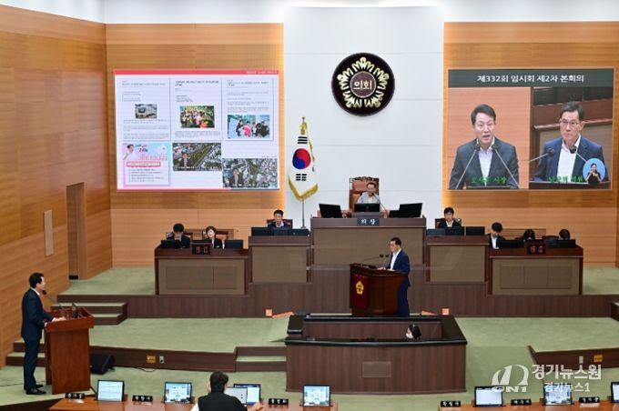 제332회 임시회 시정질문 중인 남궁역 의원(사진 중앙 단상)