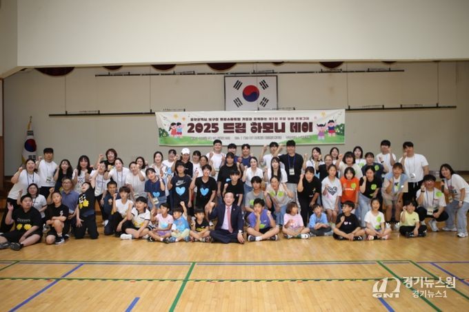 울산 청년봉사단 라온하제가 6일 북구 오토밸리복지센터 체육관에서 북구 드림스타트 가족 및 자원봉사자와 함께 하는 주말놀이활동 '드림 하모니데이'를 연 가운데 박천동 북구청장이 참여자들을 격려한 후 기념촬영을 하고 있다.