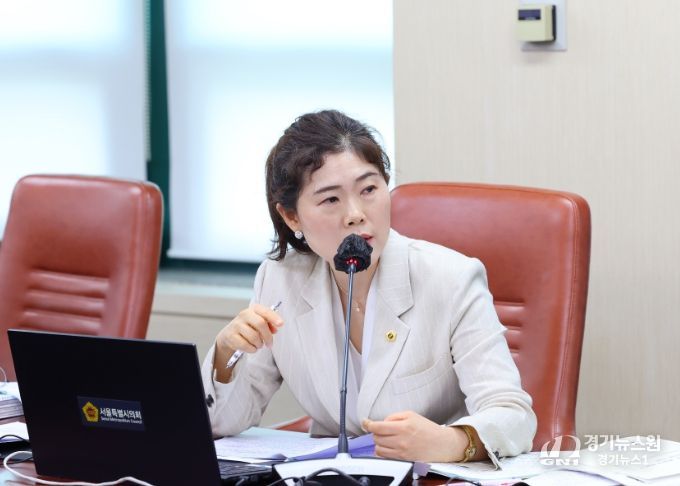 구미경 의원이 민생노동국 및 소관기관 대상으로 질의를 하고 있다.