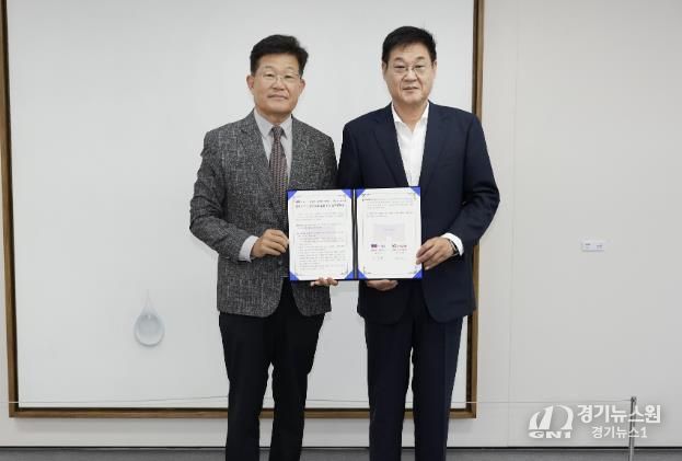 KT에스테이트 김승환 대표이사(左) 및 정문헌 종로구청장(右)이 기념 촬영을 하고 있다.