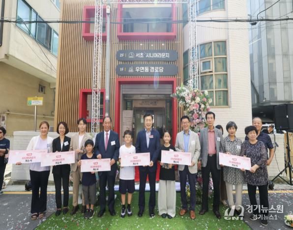 8일 열린 우면동 시니어라운지 개소식에서 전성수 서초구청장(왼쪽에서 7번째)이 참석내빈, 주민들과 함께 기념촬영을 하고 있다.