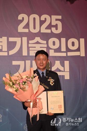 충주시서 첫 대한민국 명장 배출(이용우 준위 명장증서 기념사진)