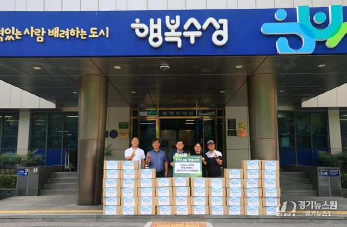 사단법인 청나래는 지난 8일 수성구청을 방문해 도움이 필요한 이웃들에게 전달해달라며 여성용품, 샴푸 등 생필품이 담긴 ‘블루 드림(Blue Dream) 50박스’를 기탁했다.