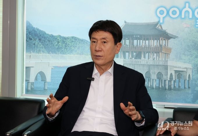 이강덕 포항시장은 10일 시청 브리핑룸에서 이달 초 미국과 유럽 방문 성과를 설명하며 포항 철강산업과 지역경제 살리기 위한 모든 노력을 다하겠다고 밝혔다.