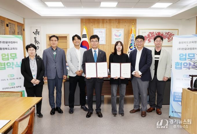 미래교육추진단 이혜원 단장, 최동하 기획국장, 최은우 팀장(한컴), 교육감님, 김연수 대표(한컴), 진성식 전무(한컴), 현창용 실장(한컴)