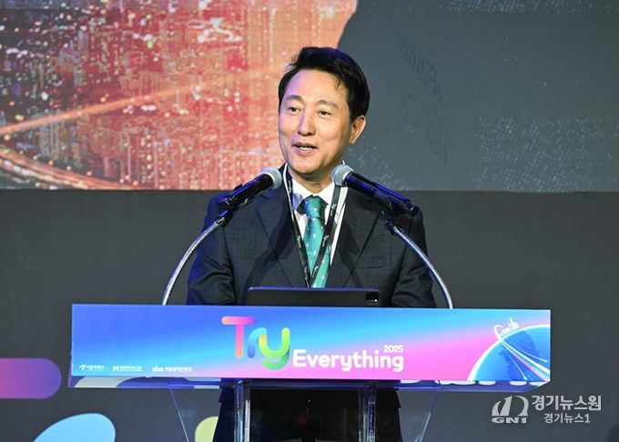 오세훈 서울시장이 11일 동대문디자인플라자(DDP)에서 열린 「트라이 에브리싱 2025」 개막식에서 개회사하고 있다.