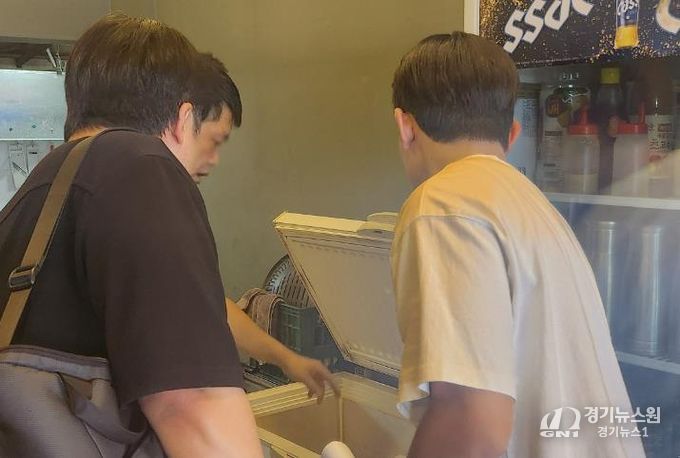 대전 대덕구가 가을 행락 철과 추석 연휴를 맞아 이달 말까지 다중이용시설 내 식품위생업소를 대상으로 집중 지도·점검을 진행한다. 대덕구 직원이 지역 내 음식점을 방문해 점검하고 있다