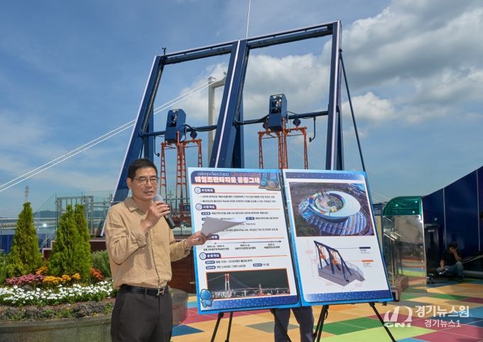 17일 장생포 웨일즈판타지움에서 열린 공중그네 ‘웨일즈 스윙’ 언론 브리핑에서 서영일 문화관광국장이 추진 현황 등을 설명하고 있다.