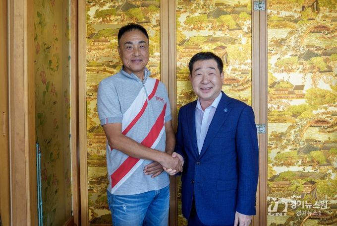 송진우 전 선수와 이재영군수