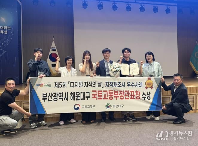 왼쪽에서 네번째가 최우수상을 받은 반규돈 주무관.